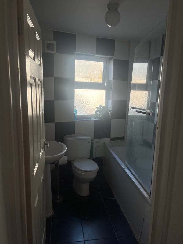 'Small double room in girly Balham flat!' Room to Rent from SpareRoom