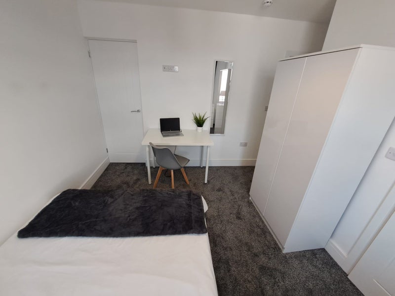 'Double Ensuite Room All Bills Included ' Room to Rent from SpareRoom
