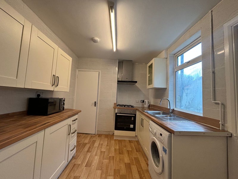 'Fully Furnished Double Room in LU1 With Garden! ' Room to Rent from