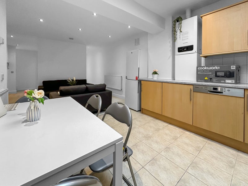 'Spacious Double EnSuite Room Arsenal Station(Z2) ' Room to Rent from