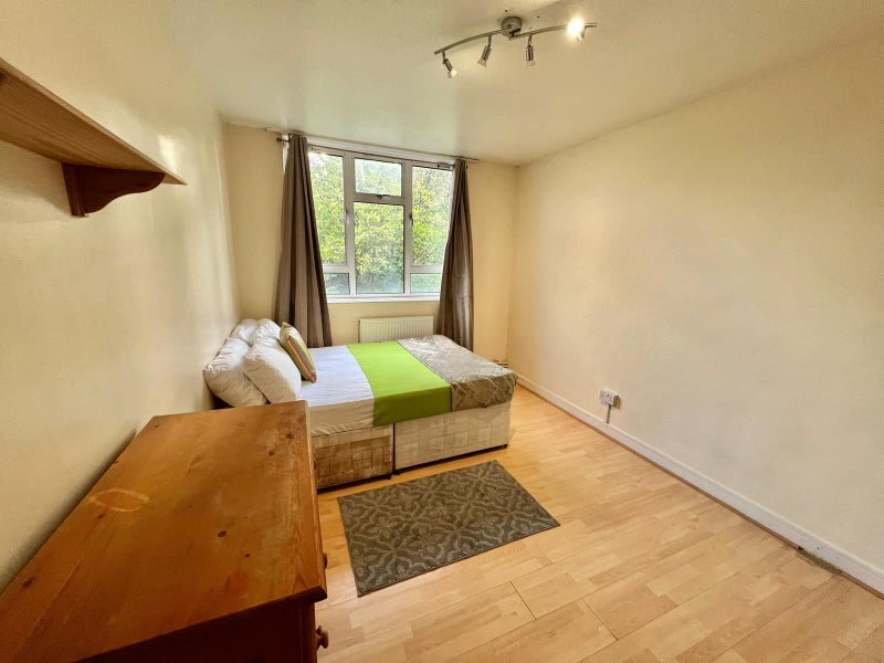 '2x Rooms in E14 Flat South Quay DLR 5 mins ' Room to Rent from