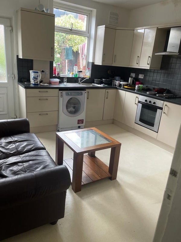 '1 bedroom available in 2 bedroom shared house' Room to Rent from SpareRoom