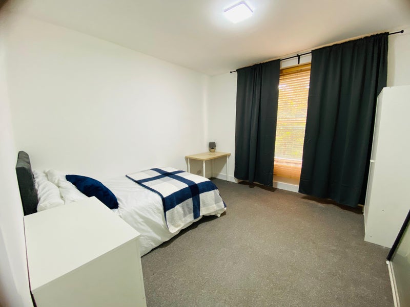 Photo 1: Room 4