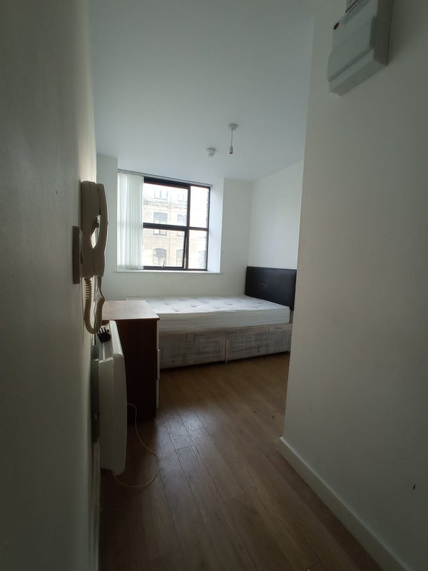 'En Suite Apartment in Central Location Available' Room to Rent from