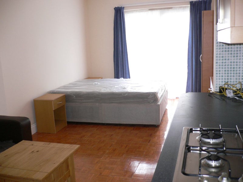 'Beautiful, large studio in Harrow £1,100/month) ' Room to Rent from