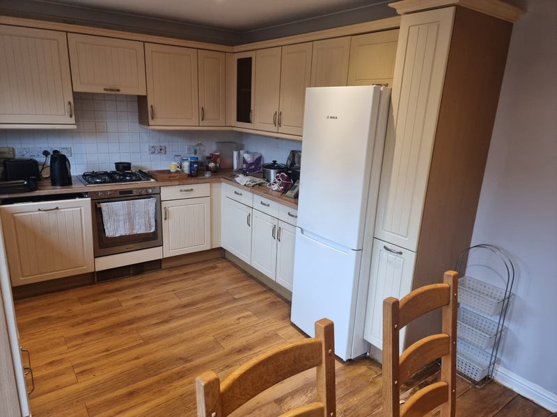 Townhouse to share with 1 other tenant' Room to Rent from