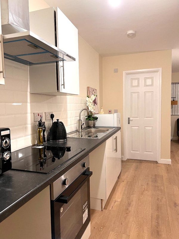 'Huge One Bedroom Apartment Just Mins To Luton Town' Room to Rent from