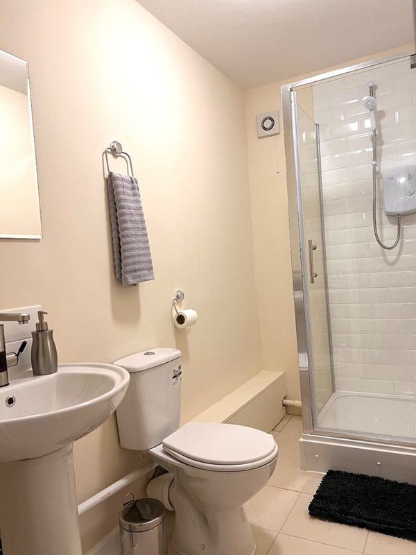 'Huge One Bedroom Apartment Just Mins To Luton Town' Room to Rent from