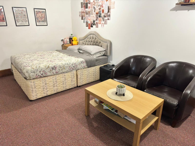 'Large Studio Flat in Town Centre Crawley ' Room to Rent from SpareRoom