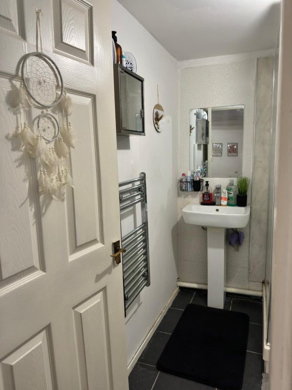 'Large Studio Flat in Town Centre Crawley ' Room to Rent from SpareRoom