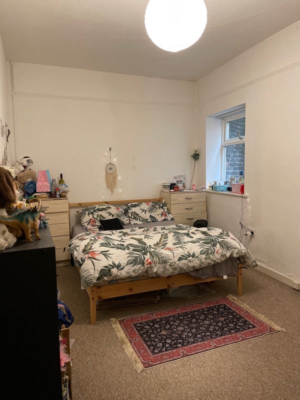 'Spacious room in city centre' Room to Rent from SpareRoom