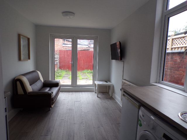 Photo 1: Kitchen/Living room