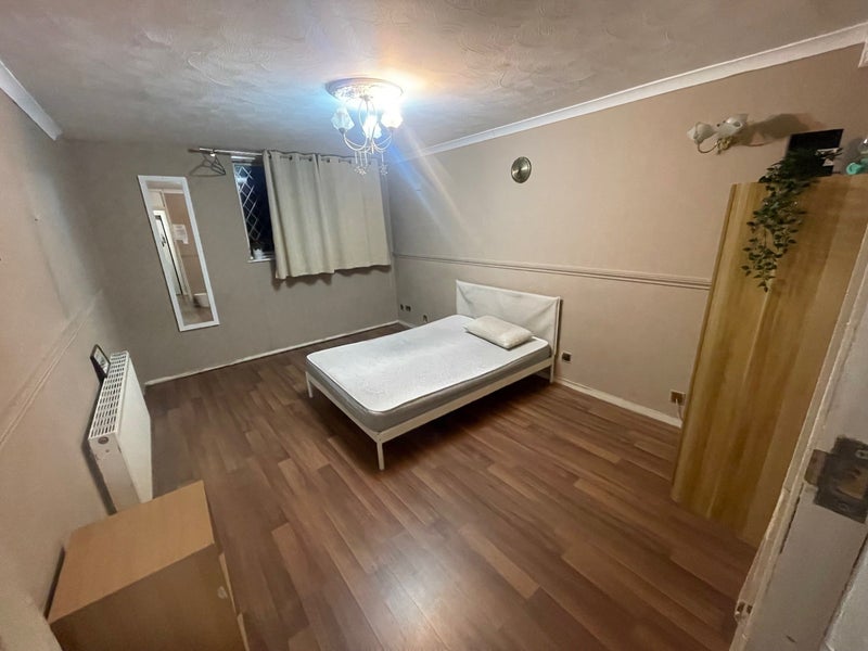 '3 bedroom house in Custom House and 4 bed house ' Room to Rent from