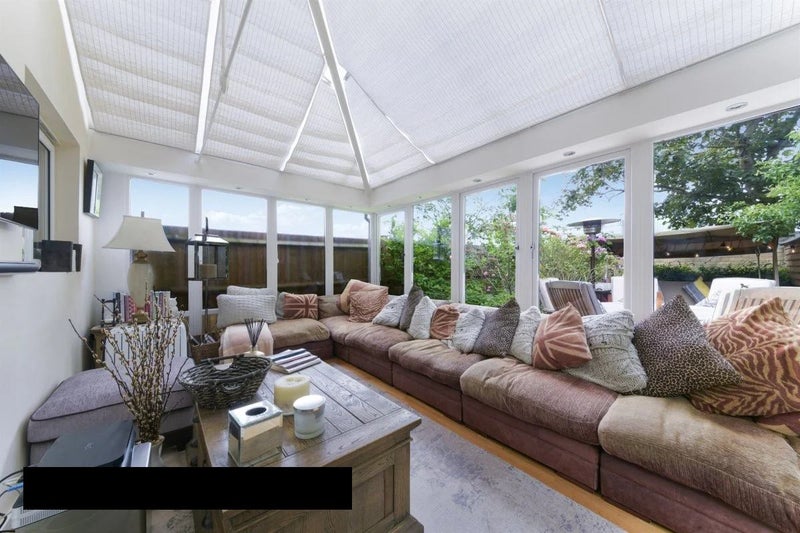 Photo 1: conservatory