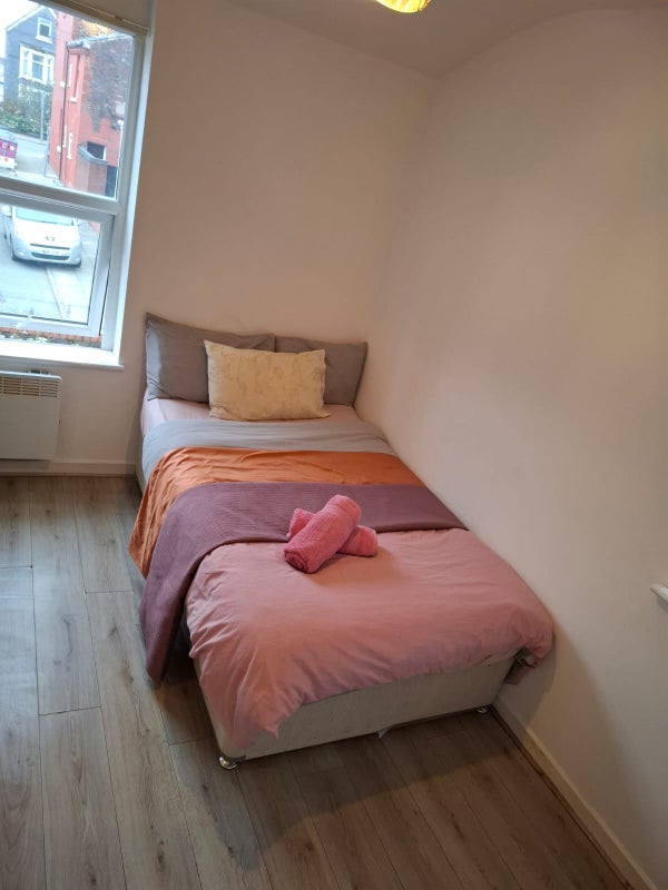 Photo 1: Double bedroom 2 available