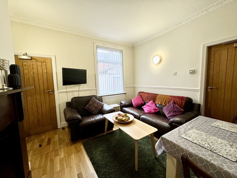Photo 6: Lounge 