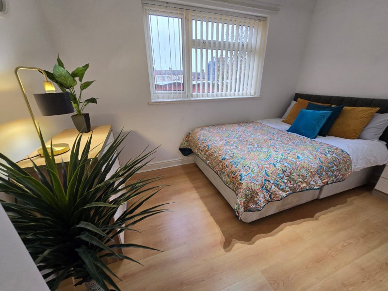 Photo 1: Room 2