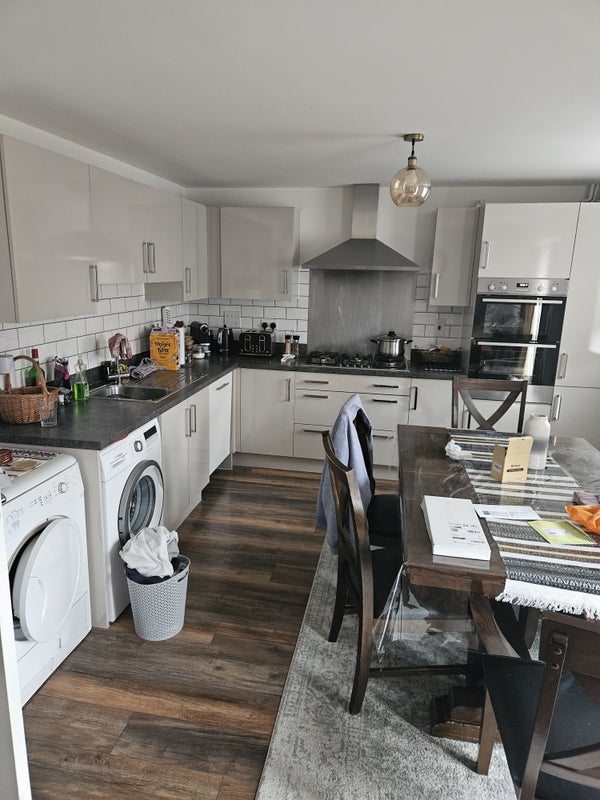 Photo 6: Kitchen 