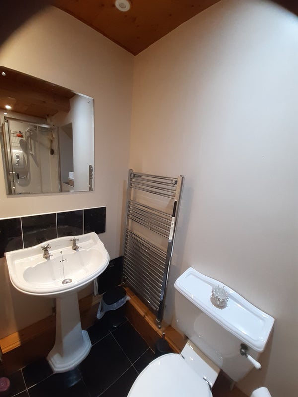 Photo 5: Bathroom (view 1)
