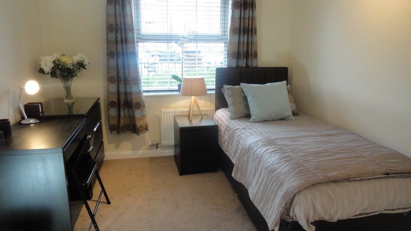 Photo 1: Modern En-suite Room bed is now a double bed