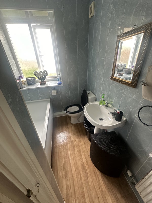 Photo 4: Shared bathroom