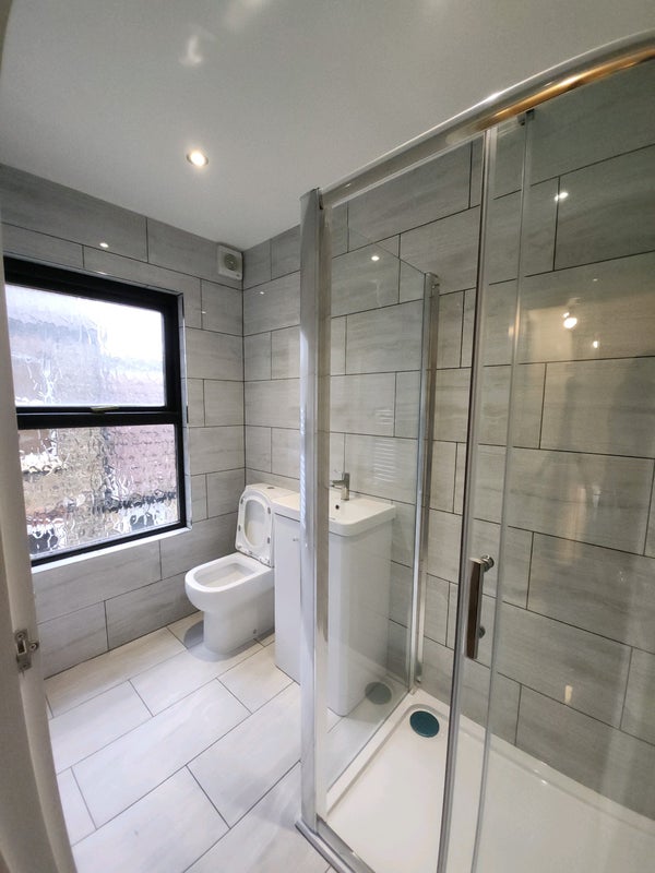 Photo 8: 1st Floor Shower Suite