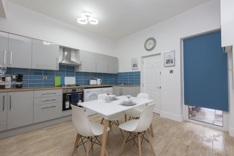 Photo 14: Kitchen