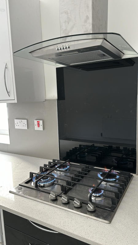 Photo 3: Kitchen / Hob / Extractor 