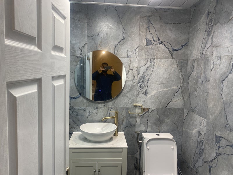 Photo 1: Main bathroom 