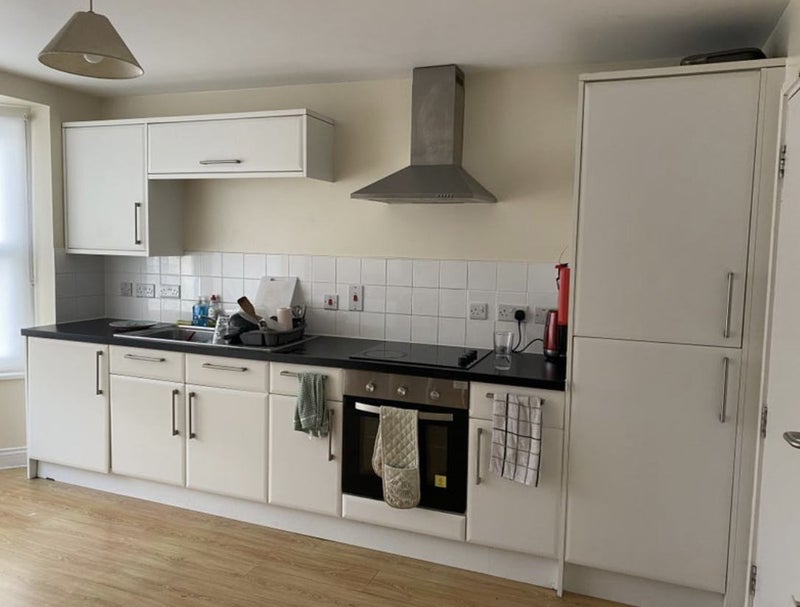 Photo 1: Kitchen (with washing machine)