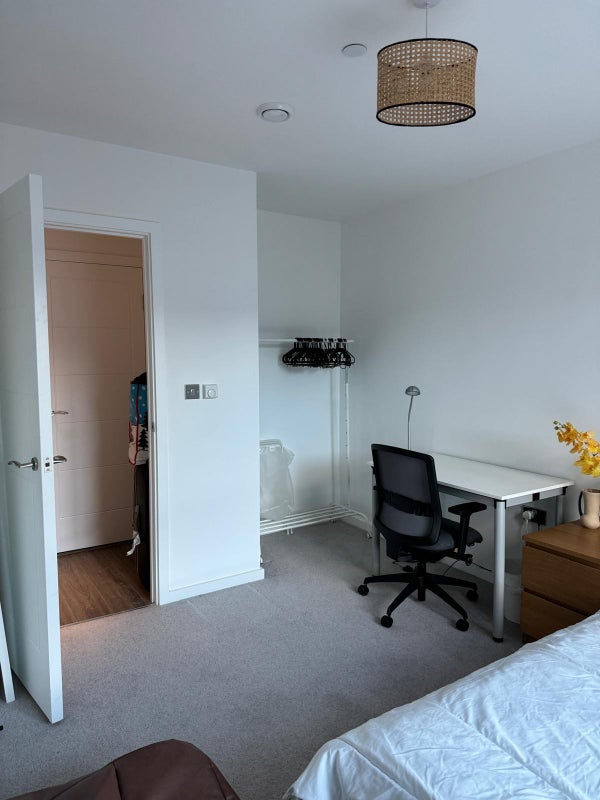 Photo 1: Bedroom