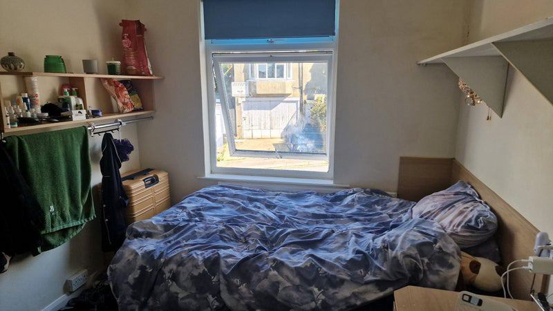 Photo 1: Room (1st floor)