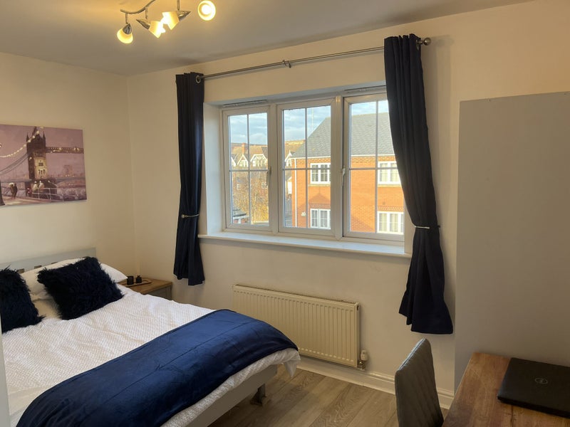 Photo 1: Bedroom 3 Pic 1