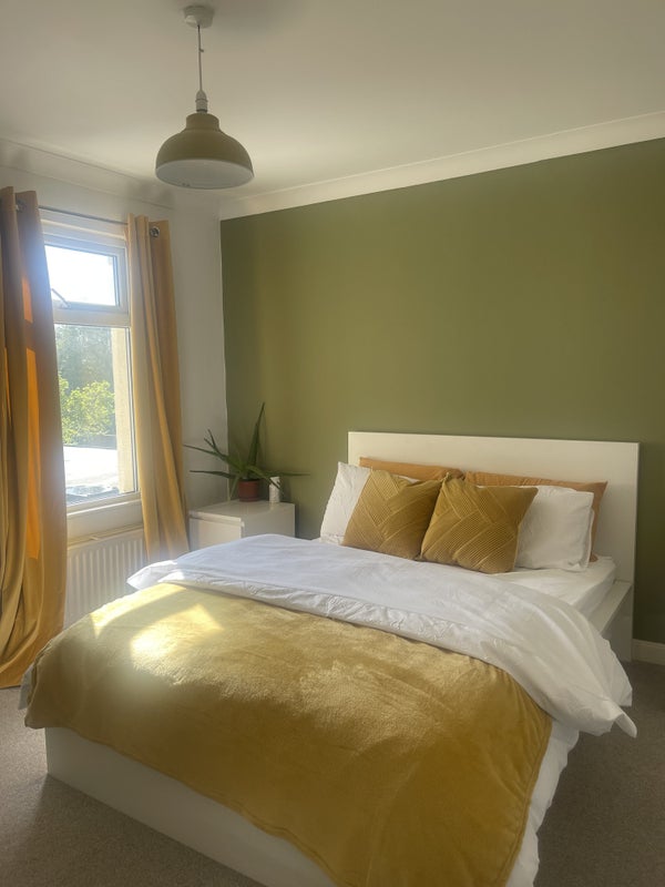 Photo 1: Double bedroom