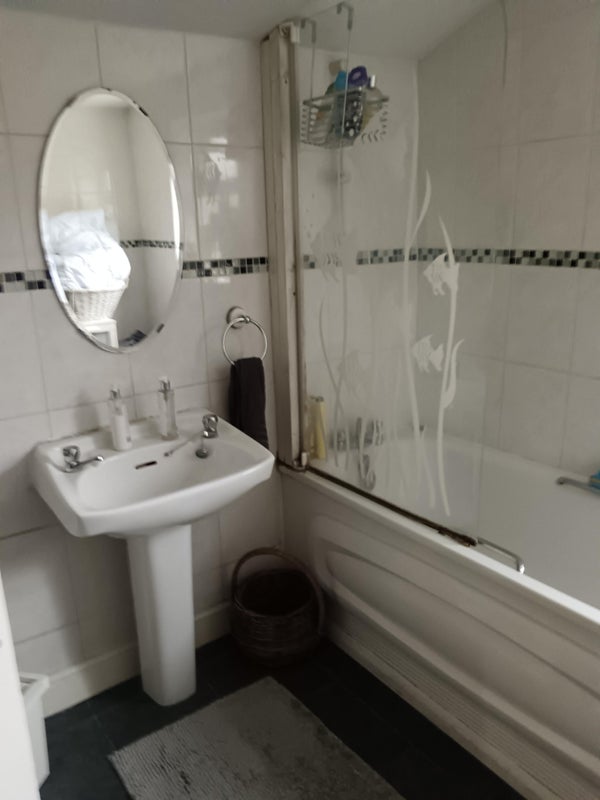 Photo 1: Bathroom /toilet 