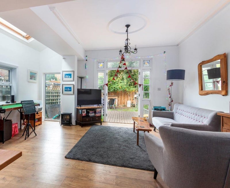 Photo 1: Lounge