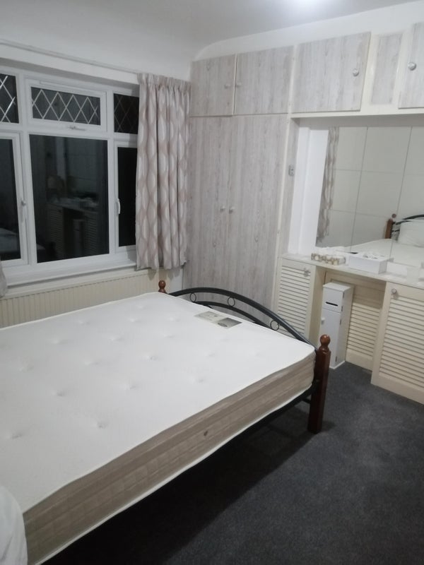Photo 1: A sizeeable doublebed room