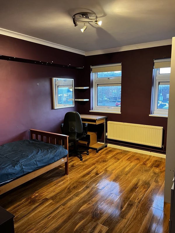 Photo 1: Single Bedroom