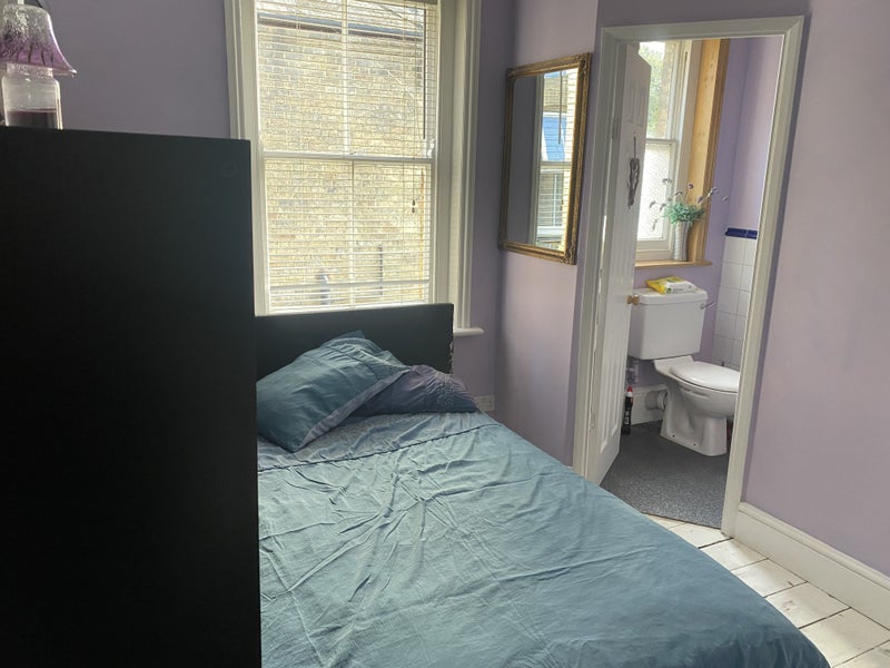 Photo 1: Double room available 