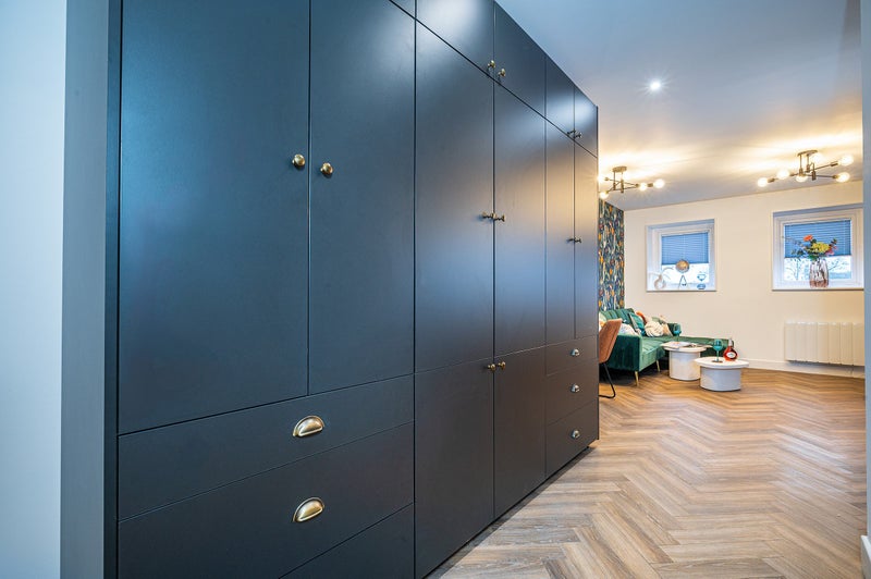 Photo 9: Wardrobe 