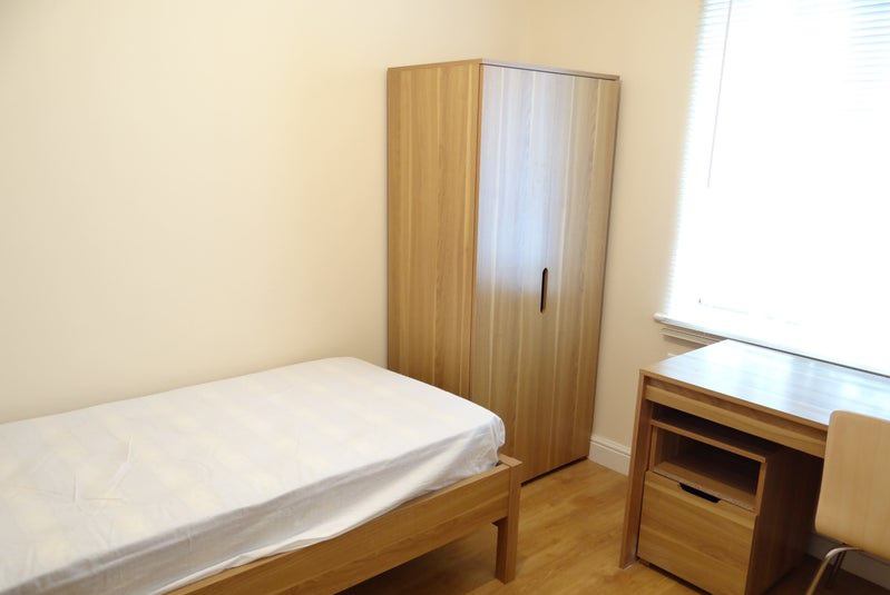Photo 1: Single Bedroom