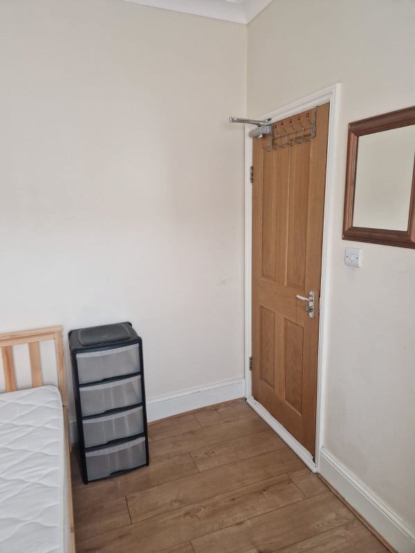 Photo 1: Bedroom
