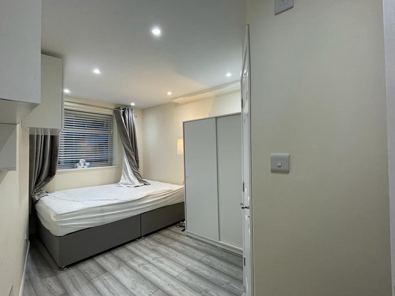 Photo 1: En-suite room