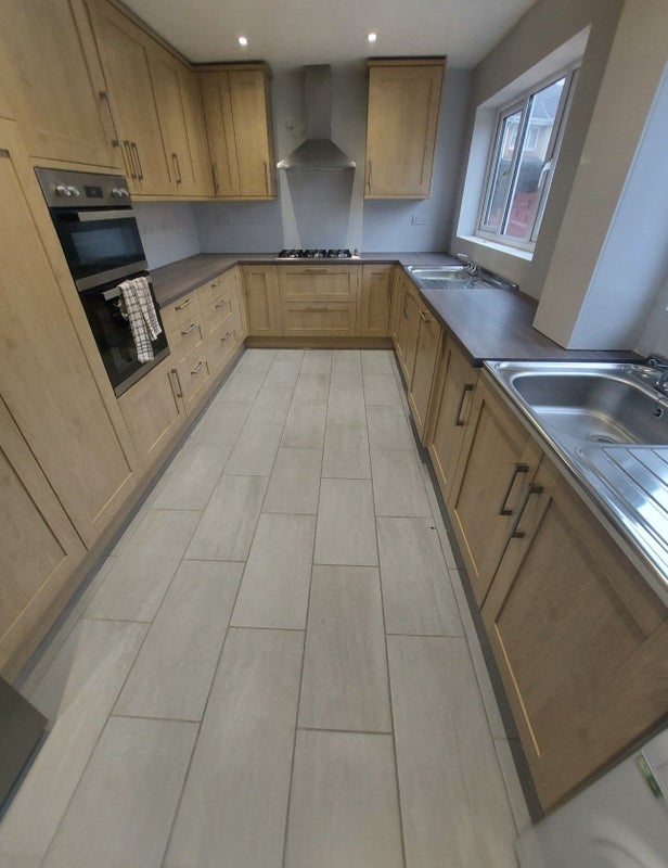 Photo 1: Large Spacious Kitchen