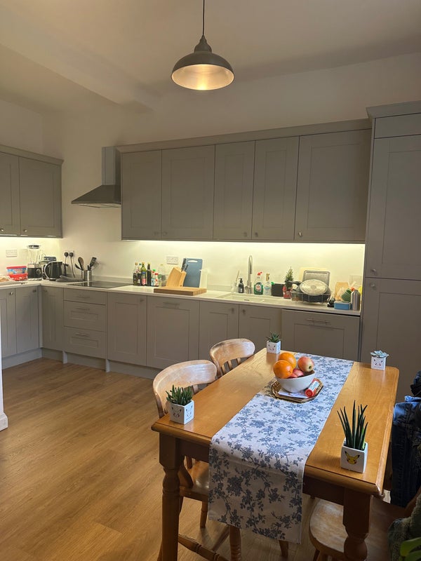 Photo 1: Kitchen 