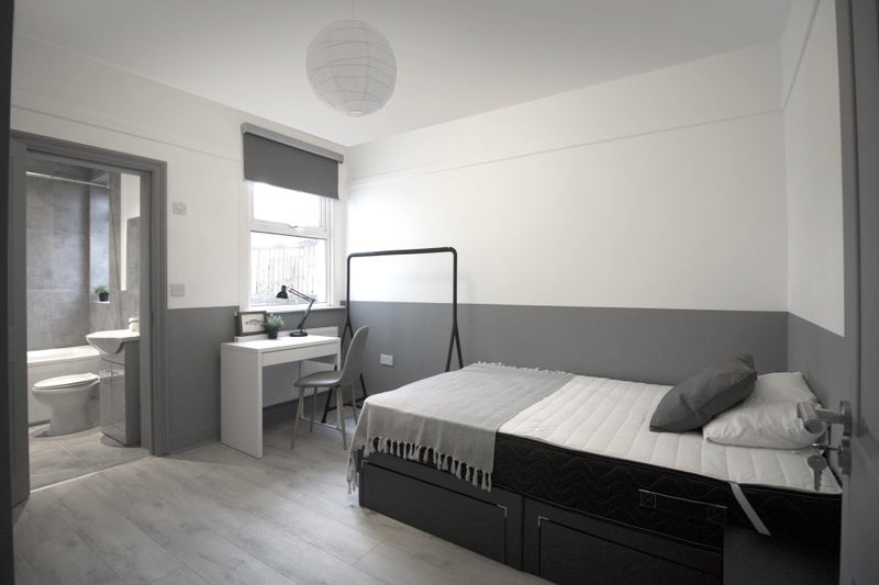 Photo 1: Double Bedroom