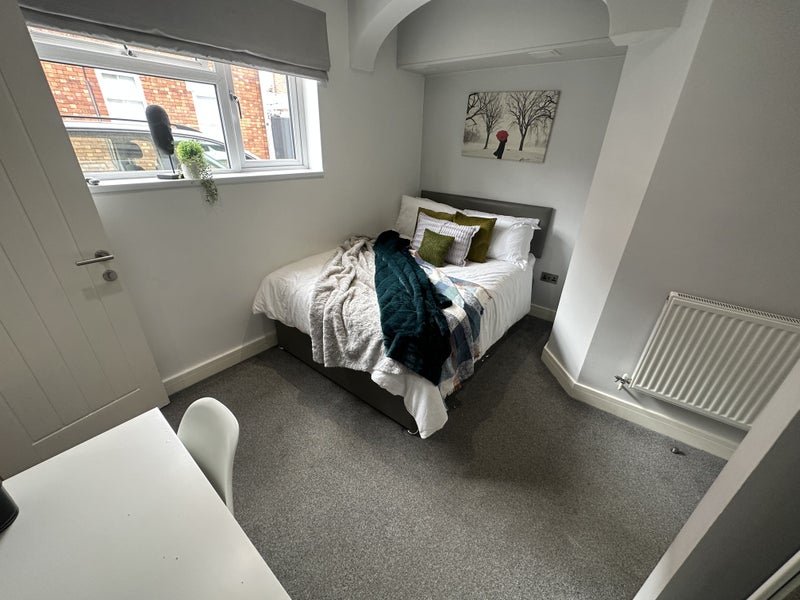 Photo 1: Good sized double bedroom with en-suite now available 