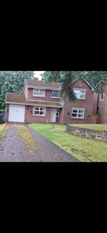 Photo 1: Detached house