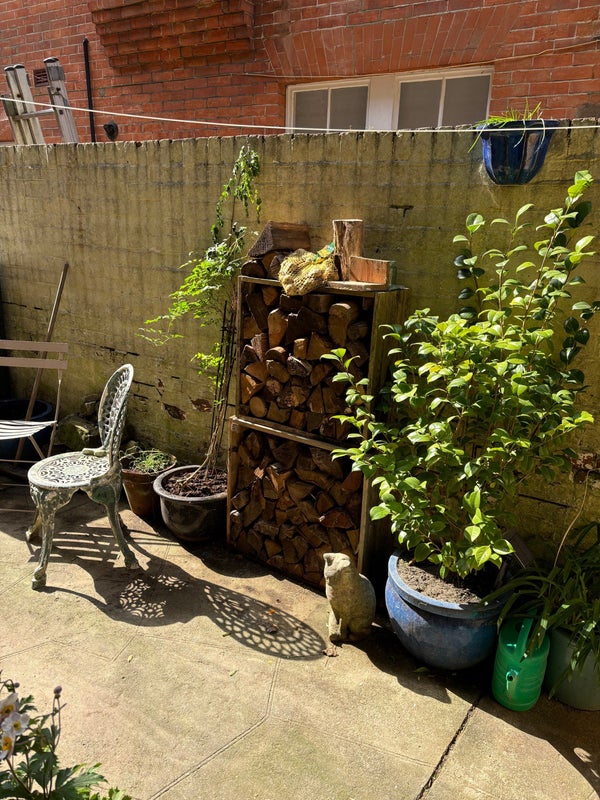 Photo 1: Part of outside space 