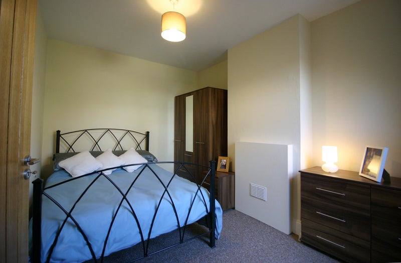 Photo 1: Available double bedroom